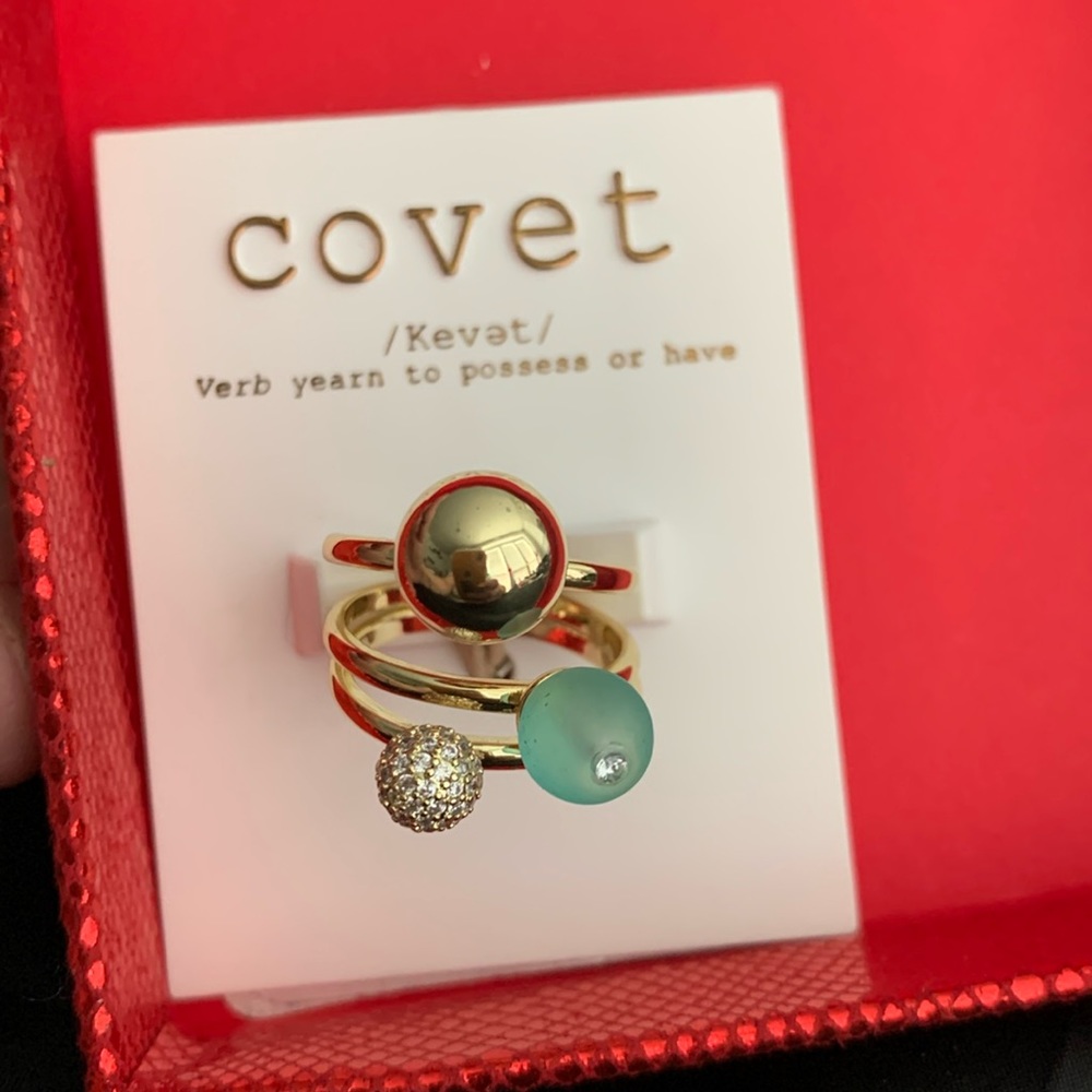 Such a unique gold plated ring set, a gorgeous ball on each separate ring!Size 7